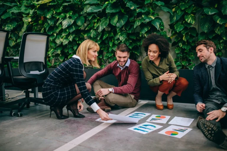 tracking business growth 1536x1024 1 768x512 1